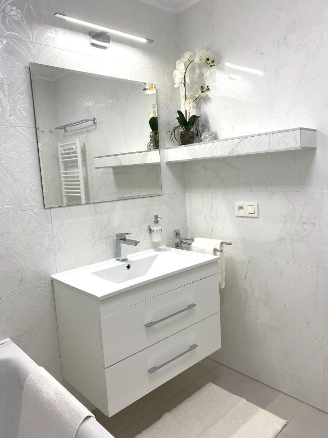 Die Eleganz - Apartment Near The City Center With Free Parking Bratislava Buitenkant foto