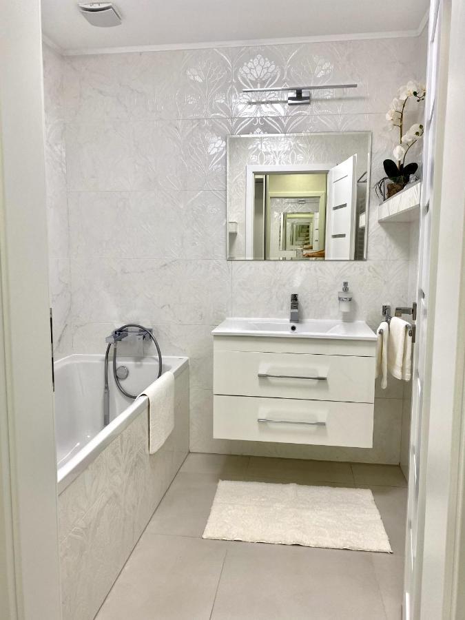 Die Eleganz - Apartment Near The City Center With Free Parking Bratislava Buitenkant foto